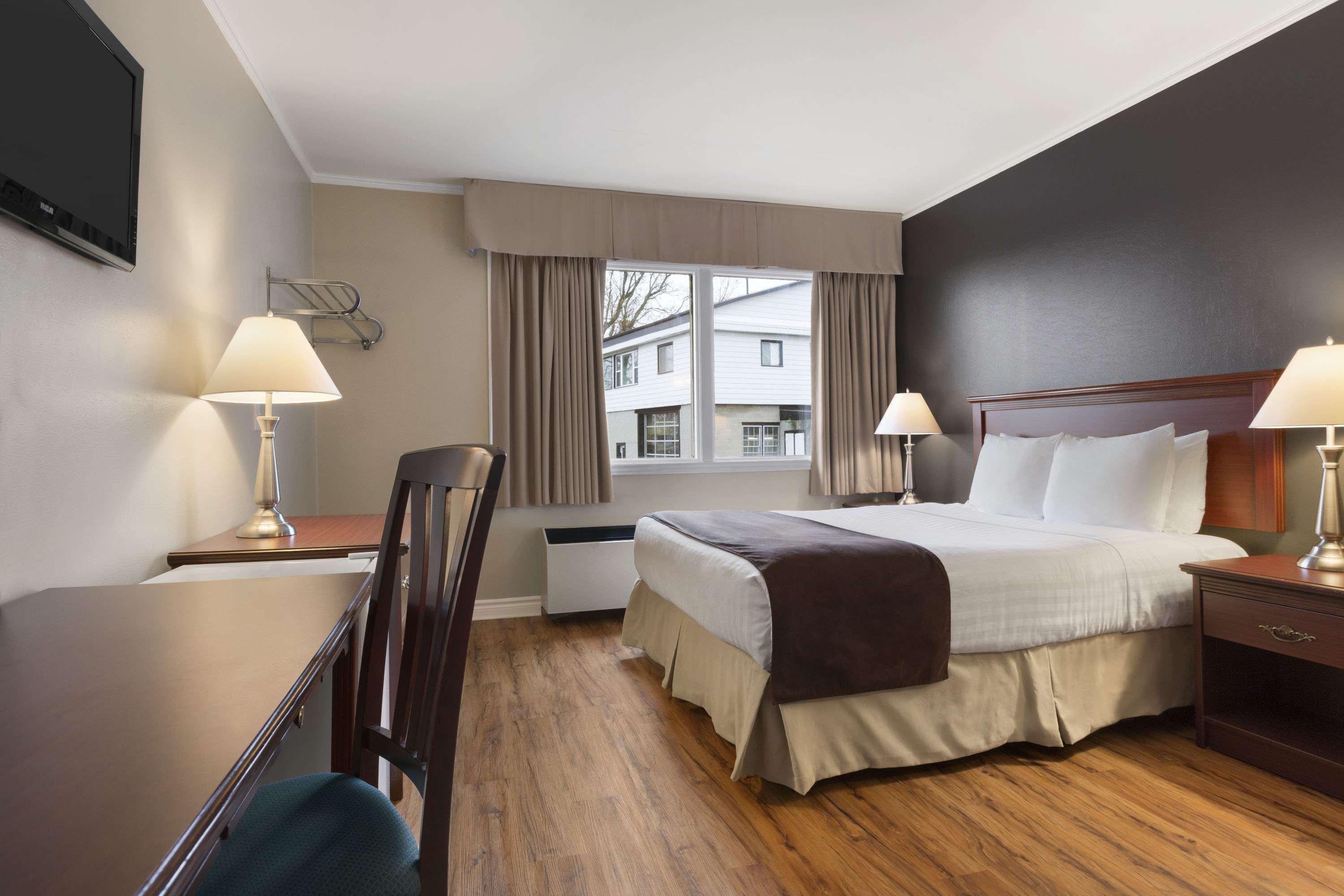 Days Inn By Wyndham ברוקוויל מראה חיצוני תמונה