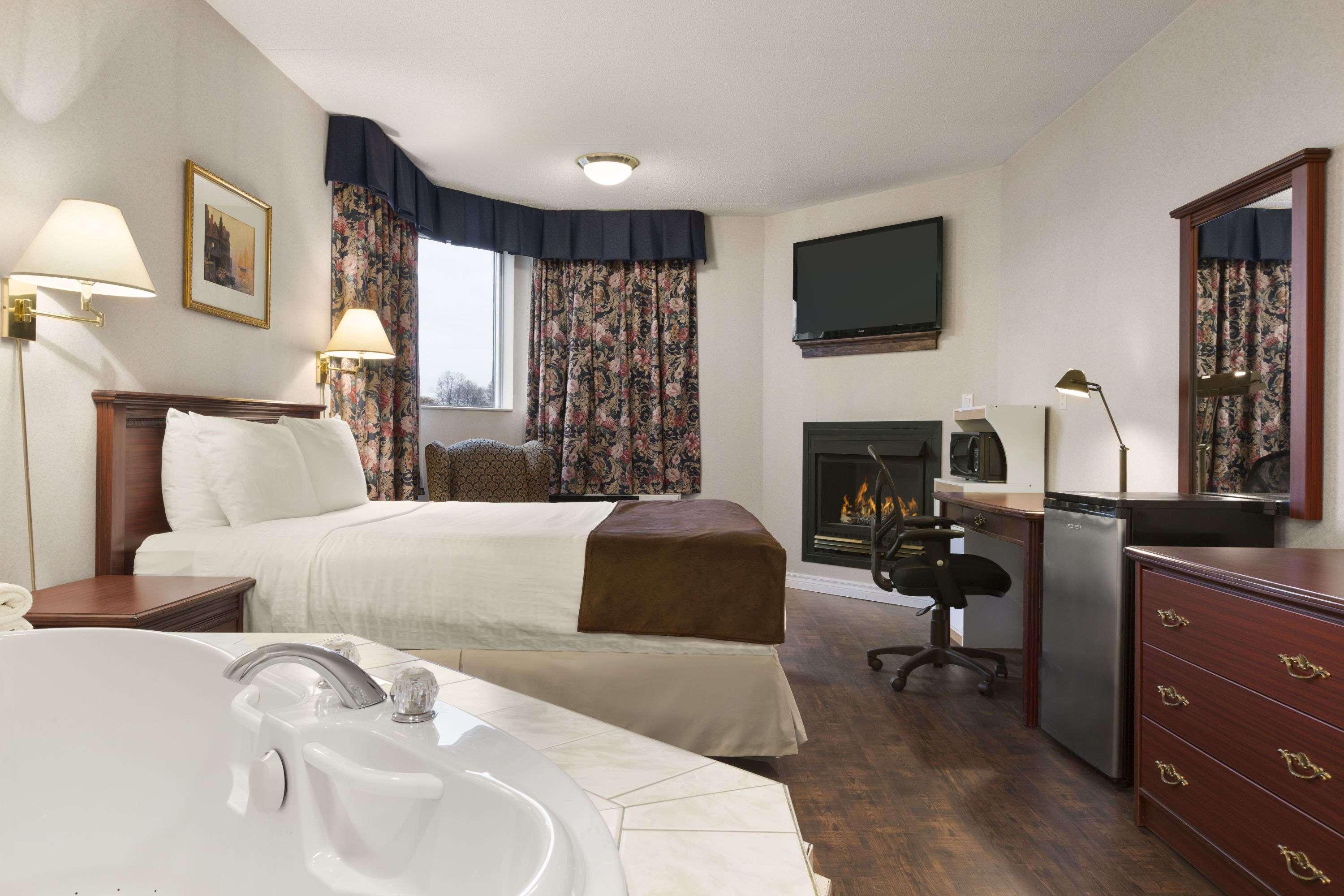 Days Inn By Wyndham ברוקוויל מראה חיצוני תמונה