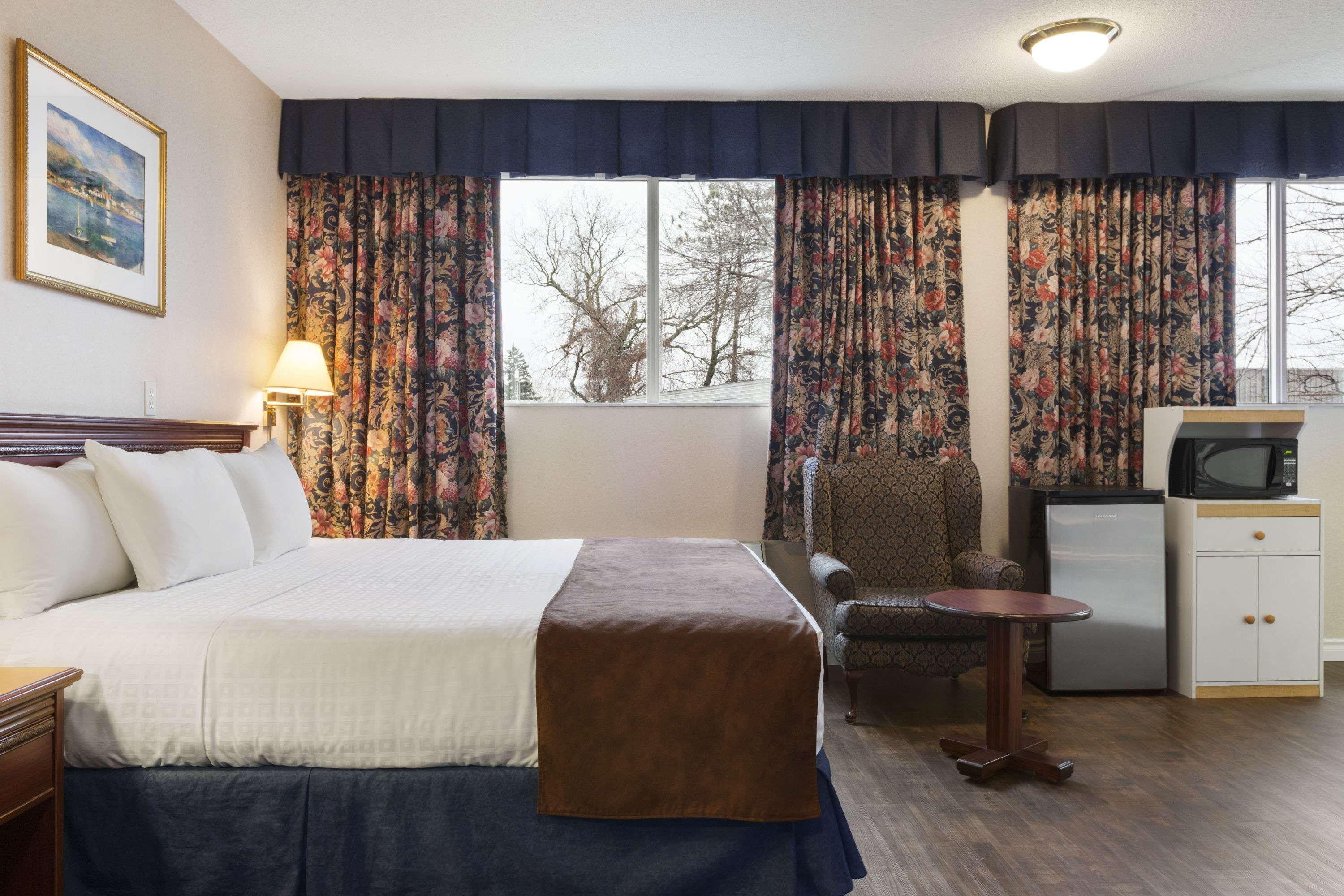 Days Inn By Wyndham ברוקוויל מראה חיצוני תמונה